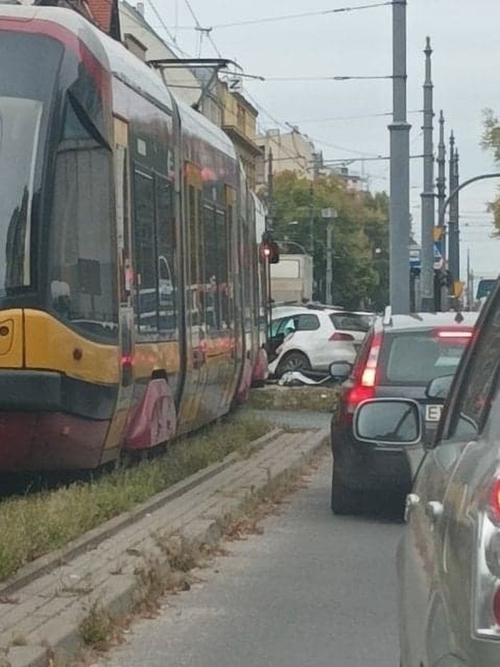 Wypadek na al. Kościuszki. Samochód osobowy zderzył się z tramwajem ZDJĘCIA 