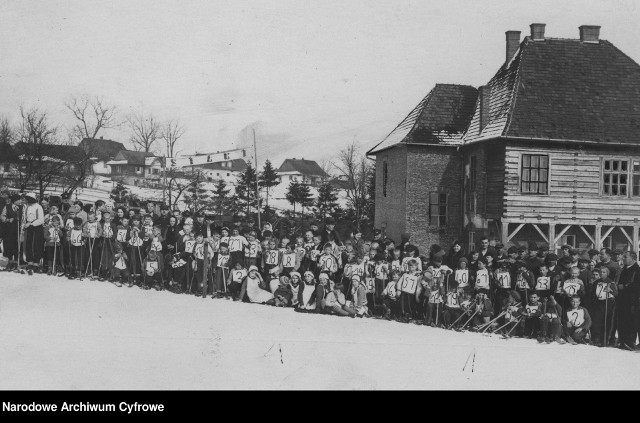 Uczestnicy szkolnych zawodów narciarskich. Fotografia grupowa. Uczniowie szkoły powszechnej w Zwardoniu, 1936 r.