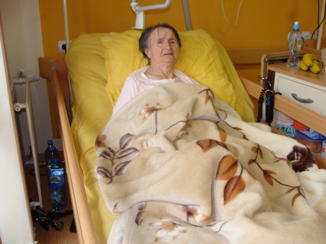 Anna Szpak jest po zawale i wylewie, zdiagnozowano też u niej raka. Teraz przebywa w szpitalu w Tarnowie. - Oddział geriatrii w mieście jest niezbędny. Takich osób jak ja jest więcej - mówi