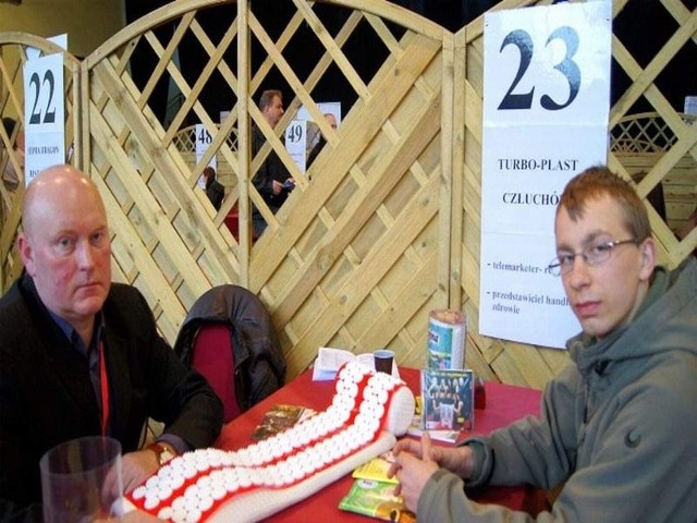 Andrzej Rybakowski przyszedł na Powiatowe Targi Pracy, by znaleźć lepszą pracę. Zatrzymał się na dłużej przy stoisku Aleksandra Łuciuka z Człuchowa, który prowadzi firmę "Turbo-Plast"