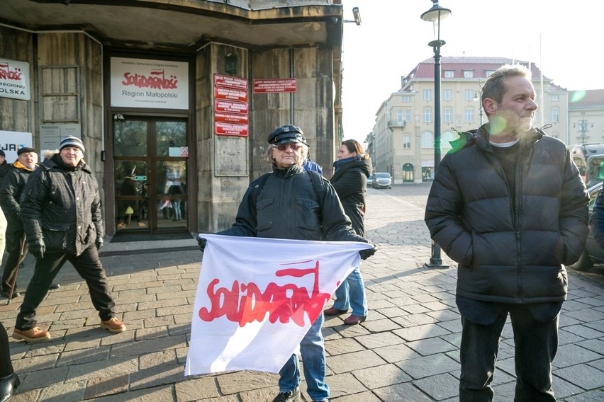Manifestacja środowisk mundurowych w Krakowie [ZDJĘCIA, WIDEO]