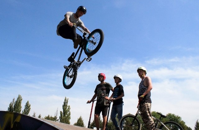 W Skate Parku odbyły się ekstremalne zawody "Inowrocław Jam Vol. 2". W kilku konkurencjach rywalizowali posiadacze hulajnóg i rowerów bmx. Zobaczcie zdjęcia.