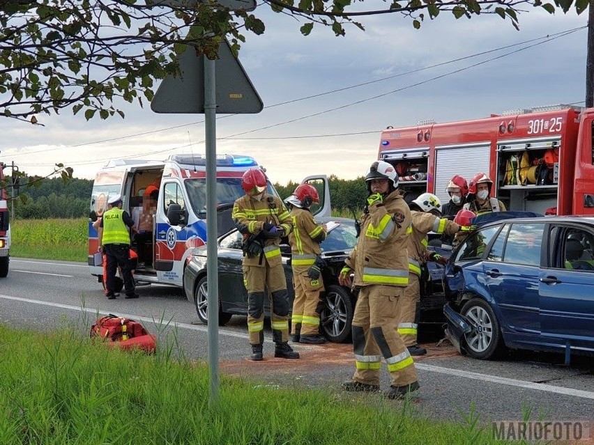6 samochodów zderzyło się w Dąbrowie na drodze krajowej nr 46. Dwie osoby zostały zabrane do szpitala 
