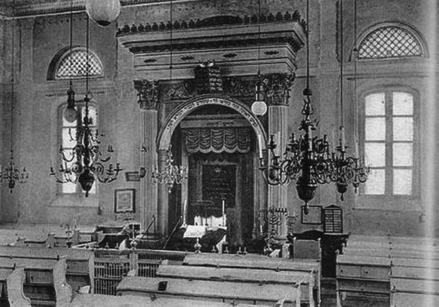 Wnętrze synagogi w Międzyrzeczu. Powstała w latach 30. XIX wieku. W czasach hitlerowskich zamieniona w magazyn. Obecnie własność prywatna przeznaczona na sklepy i biura.