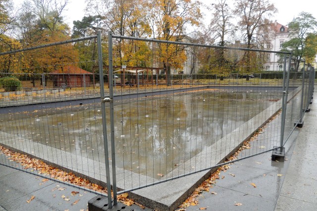 Kilkanaście dni temu fontanna została ogrodzona i wypompowano z niej wodę. Wtedy również  zniknęło zapadlisko przy fontannie