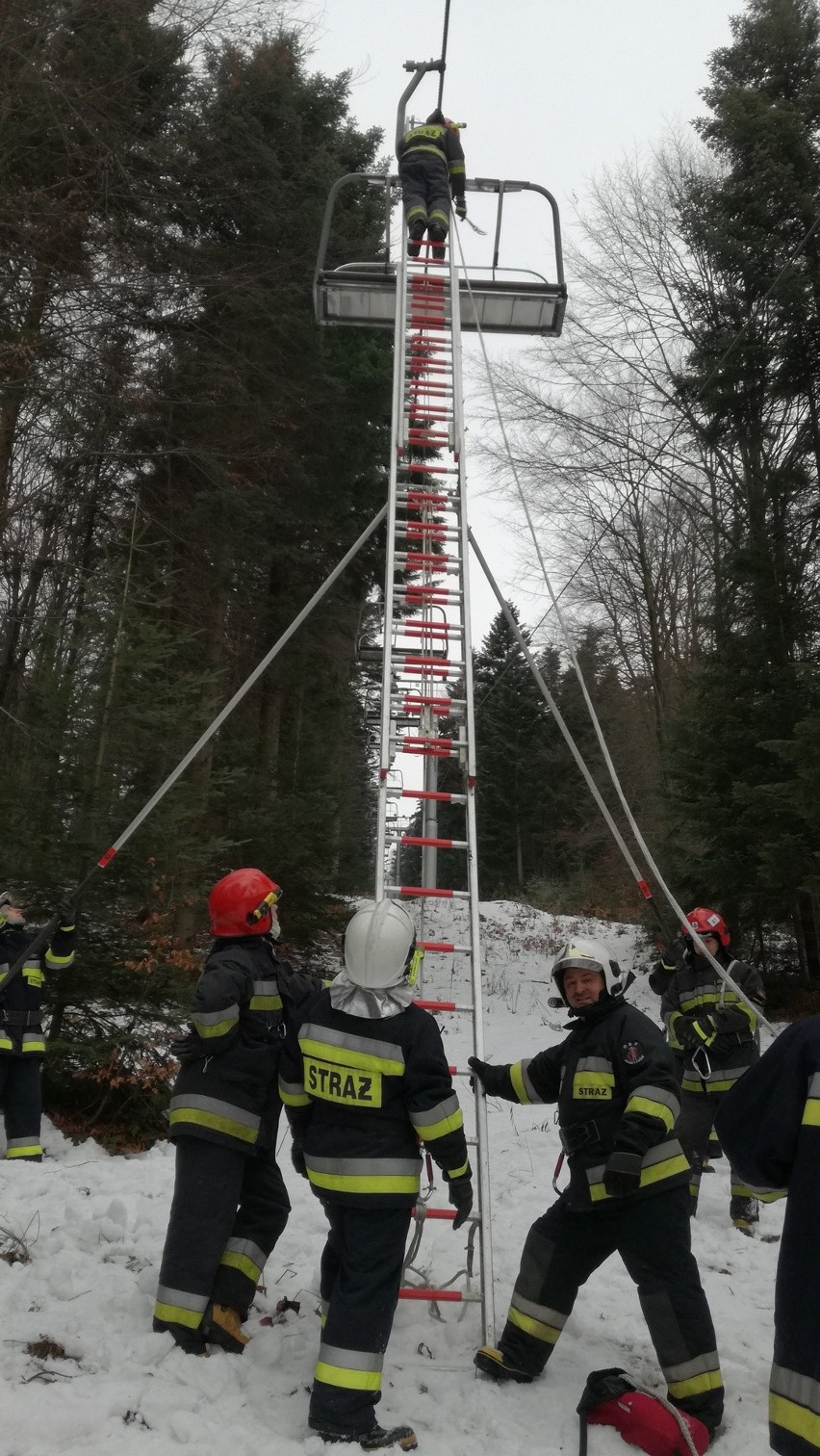 Strażacy trenowali ewakuację narciarzy z wyciągu na Magurze Małastowskiej. Wszystko, by w razie potrzeby szybko udzielić pomocy