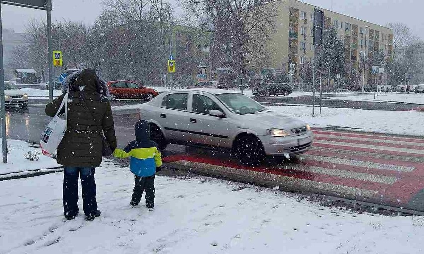 Zima znów w natarciu. Intensywna śnieżyca przeszła przez Kraków [ZDJĘCIA]