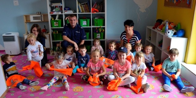 Policjanci spotkali się we wtorek, 23 lipca z dziećmi i młodzieżą z Szydłowca i Łazisk.