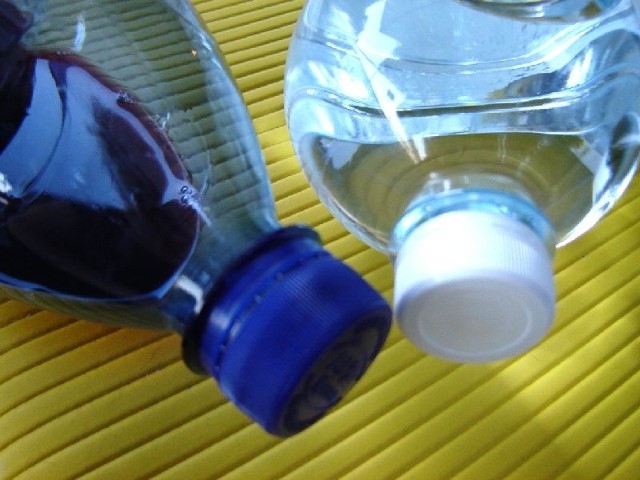 Mieszkańcy korzystają  z wody w butelkach bądź dowożonej cysternami.