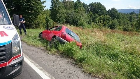 Ford wjechał do rowu. Kierowca nie został ranny