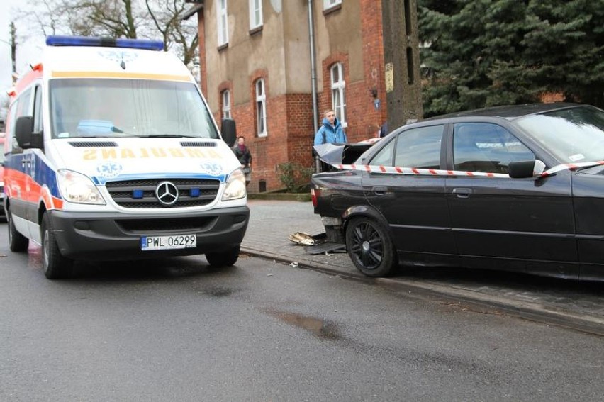 Wypadek w Wolsztynie: BMW uderzyło w słup energetyczny