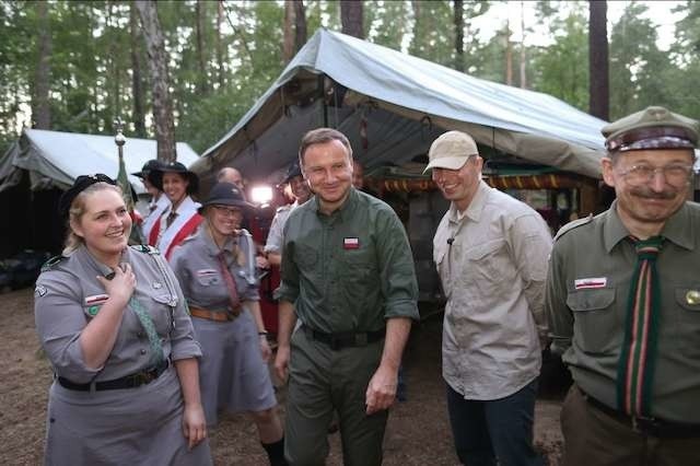 Prezydent RP pojawił się niedawno w malowniczej miejscowości Chomiąża Szlachecka w gminie Gąsawa. Złożył wizytę harcerzom