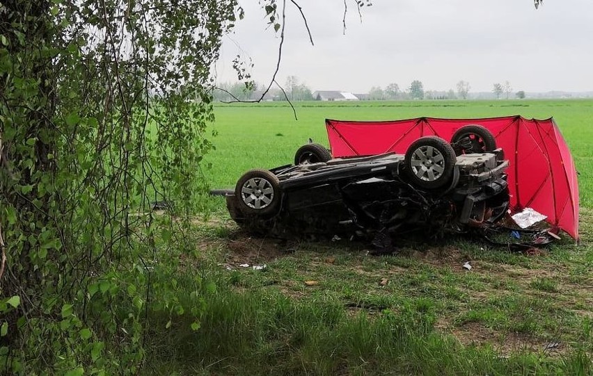 Wypadek w Nienałtach-Szymanach, 15.05.2021. Auto wypadło z drogi i uderzyło w drzewo. Kierowca zmarł