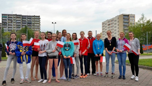 Grupa dziewcząt walcząca w Chrzanowie o puchar marszałka województwa małopolskiego w siatkówce plażowej.