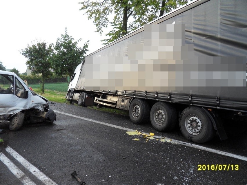 Wypadek w Smogorzowie. Zderzyły się ciężarówka, dostawczy bus i osobowe bmw