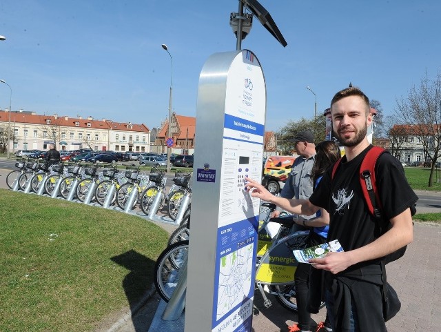 Od kwietnia radomianie i goście spoza miasta wypożyczyli rowery miejskie już ponad 100 tysięcy razy. Na zdjęciu Robert Galiński, który wypożyczał rower na stacji przy ulicy Tochtermana.