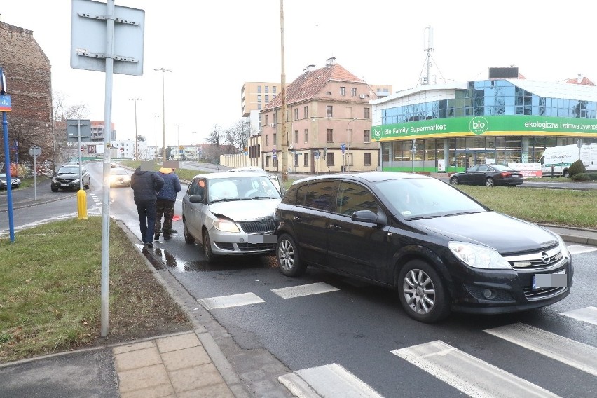 Wypadek przy przejściu dla pieszych na Dmowskiego. Zderzyły się dwa samochody 
