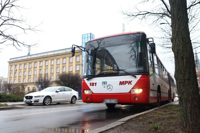 Utrudnienia w centrum Częstochowy. Doszło do zderzenia osobówki i autobusu