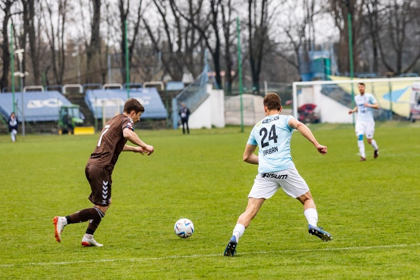 8.04.2022, Kraków: mecz II ligi piłkarskiej Hutnik -...