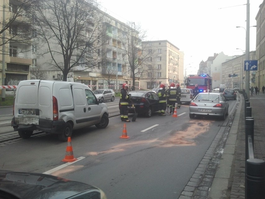 Wrocław: Wypadek na Piłsudskiego. Zderzyły się trzy samochody (ZDJĘCIA)