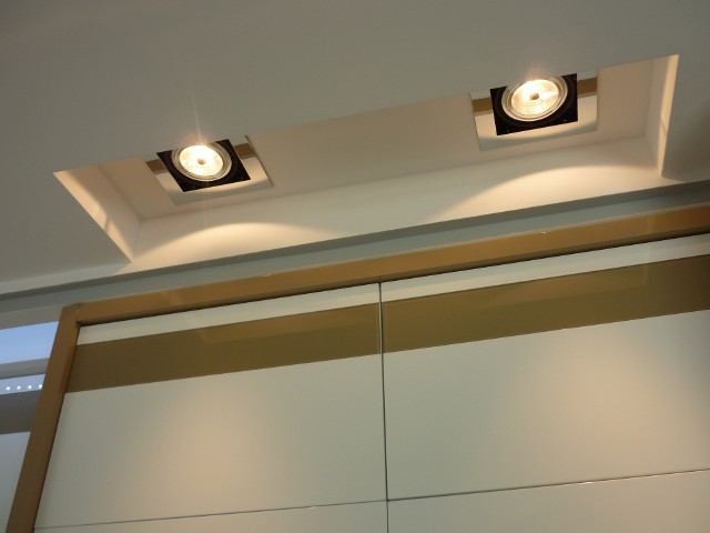 Oświetlenie sufitowe zamontowane w tzw. suficie podwieszanymOdpowiednio zaprojektowane oświetlenie w naszym mieszkaniu sprawi, że będziemy dobrze się w nim czuć. Od wielu lat oświetlenie sufitowe, to lampki i instalacje ukryte pod płytami gipsowo-kartonowymi w tzw. sufitach podwieszanych.
