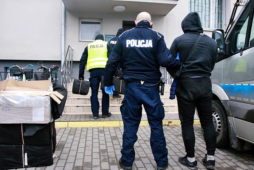 Bielsk Podlaski. Policyjny pościg za kierowcą volkswagena. Mundurowi znaleźli w samochodzie 80 tys. sztuk papierosów bez akcyzy [ZDJĘCIA]