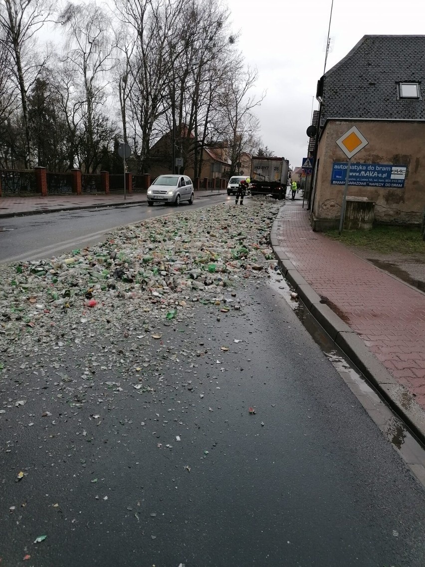 Kilogramy szkła na drodze w Rogoźnie. Otworzyła się wywrotka przewożąca puste butelki [ZDJĘCIA]