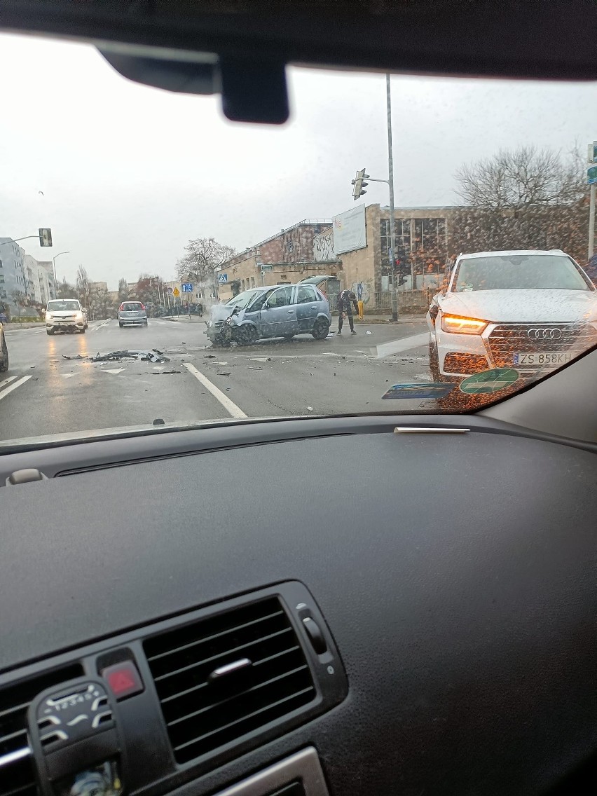 Dwa samochody zderzyły się na skrzyżowaniu ul. Sczanieckiej i Emilii Plater