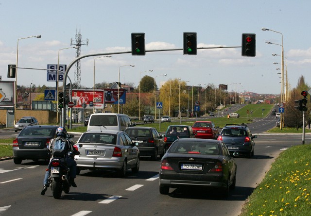 Nasz Czytelnik proponuje, by prawoskręt był skoordynowany z innymi kierunkami, tj. by miał światło zielone w chwili, gdy zapala się ono na kierunkach na wprost oraz na wprost i na lewo.