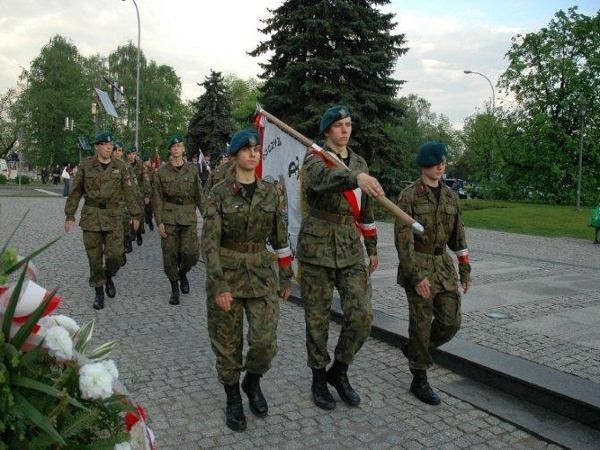 Uroczystości w RzeszowieUroczystości z okazji 65. rocznicy zakonczenia II Wojny Światowej w Europie. Uroczysty Capstrzyk przed pomnikiem gen. Sikorskiego w Rzeszowie z apelem pamieci, salwą honorową, zlozeniem wienców pod pomnikiem.pozdrawiam, milego dyzuru