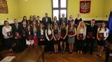 Nagrody dla najlepszych absolwentów szkół ponadgimnazjalnych w powiecie chojnickim [zdjęcia, wideo]