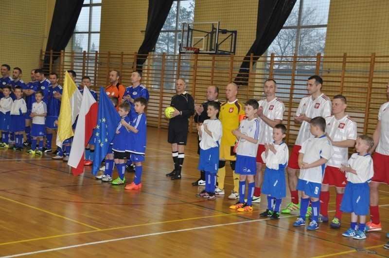 Reprezentacja Polski w futsalu podróżuje po kraju, gdzie...