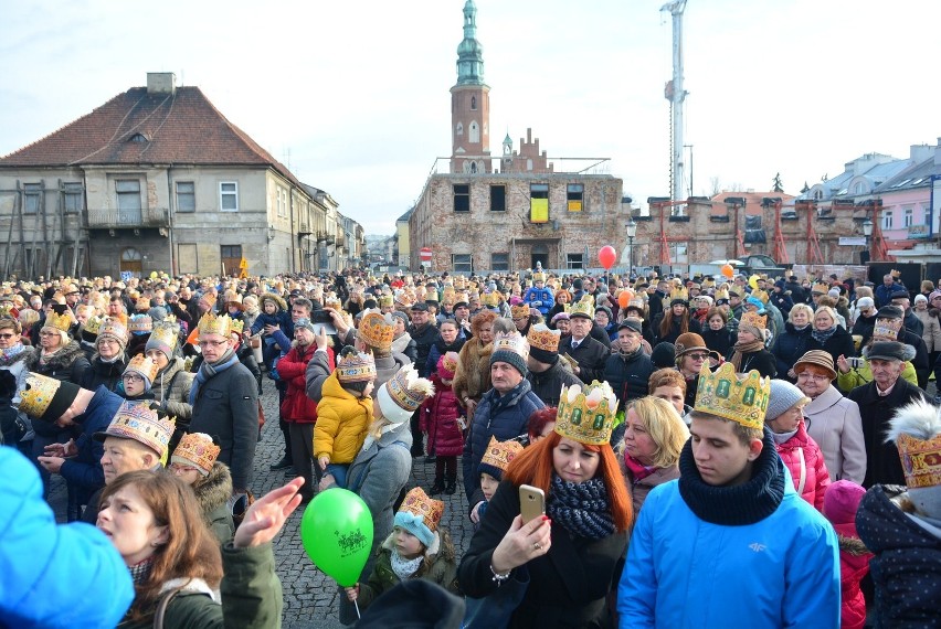 Orszak Trzech Króli 2018 w Radomiu. Wielkie tłumy mieszkańców wzięły udział w przemarszu przez centrum Radomia. Były jasełka i atrakcje