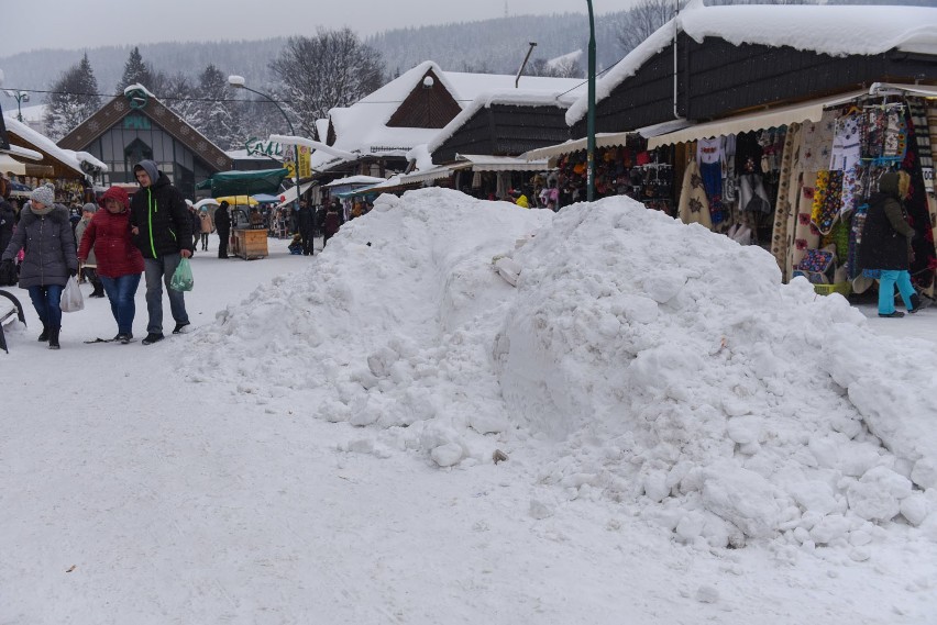 Zima w górach nie odpuszcza. Śniegu jest tyle, że trzeba go wywozić z Krupówek [ZDJĘCIA]