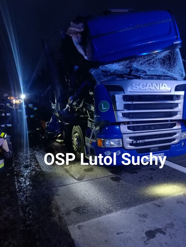 Do groźnej sytuacji doszło w poniedziałek, 31 stycznia na autostradzie A2, między Chociszewem a Brójcami, na styku powiatów międzyrzeckiego i świebodzińskiego. Na szczęście nikomu nic się nie stało.- Zdarzenie miało miejsce ok. godz. 6.30. W kolizji brały udział dwa pojazdy ciężarowe - mówi aspirant sztabowy Justyna Łętowska z Komendy Powiatowej Policji w Międzyrzeczu. - W tej chwili stoją na poboczu, nie tamują ruchu. Droga w kierunku Świecka jest przejezdna - dodaje. Czytaj także: Korytarz życia na drodze. Jak go utworzyć? Wystarczy przestrzegać kilku zasad!Wideo: Jak się zachować, kiedy jesteśmy świadkami wypadku?źródło: Dzień Dobry TVN/x-newsByłeś świadkiem wypadku, pożaru lub innego zdarzenia? Stoisz w korku lub masz informację o innych utrudnieniach na drodze? Poinformuj nas o tym! Wyślij nam zdjęcia lub nagranie z miejsca zdarzenia. Możesz to zrobić przez stronę "Gazety Lubuskiej" na Facebooku facebook.com/gazlub/ lub mailem na adres glonline@gazetalubuska.pl.