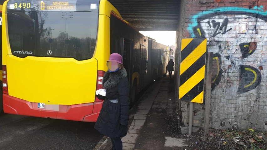 Wypadek dwóch autobusów pod wiaduktem na ul. Krzyckiej we Wrocławiu. Jezdnia jest zablokowana w obu kierunkach