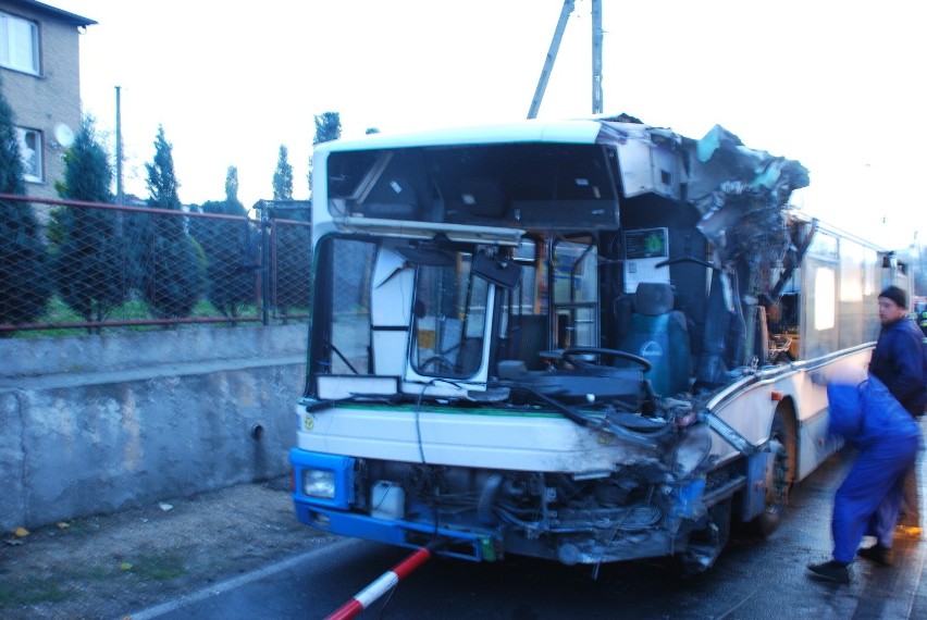 Zderzenie tira z autobusem w Rybniku