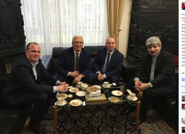 Tyszkiewicz: Przygotowaliśmy grunt dla wizyty irańskich przedsiębiorcówWadim Tyszkiewicz na zdjęciu jest drugi od lewej, ambasador Iranu w Polsce Ramin Mehmanparast z prawej.