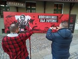 "Norymberga dla Putina!". Niecodzienny baner w Zaułku Solnym. Przechodnie się zatrzymują [ZDJĘCIA]