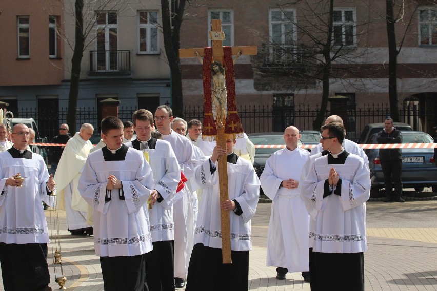 Tablicę pamiątkową ku czci ofiar katastrofy smoleńskiej...