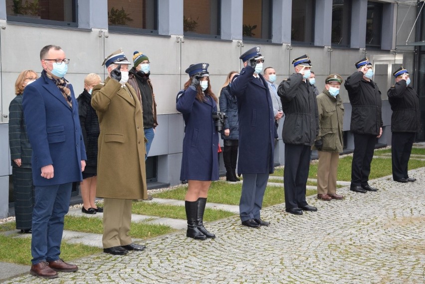 Ostrołęka. Dzień Pamięci Żołnierzy Wyklętych – skromna uroczystość w MŻW, msza święta w farze. 1.03.2021. Zdjęcia