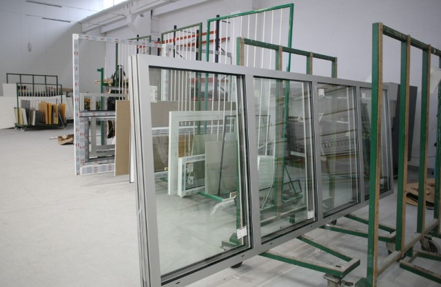 Okna z PVC są zwykle tańsze, co przysparza im zwolennikówProducenci okien plastikowych proponują odbiorcom coraz lepsze wzornictwo i jakość wykonania stolarki.