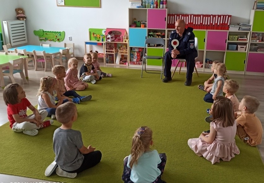 Policjant w przedszkolu w Szydłowcu. Mówił dzieciom o bezpieczeństwie