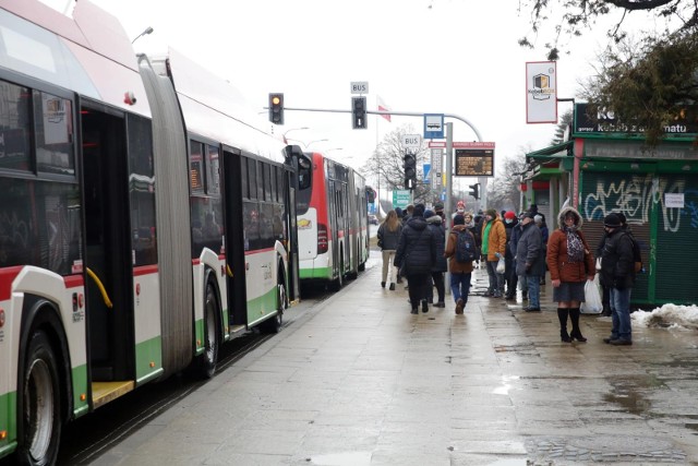 02.02.2022 lublin mpk przystanek ztm autobus solidarnosci swiatla sygnalizacja swietlna sygnalizator przejscie nz fot. lukasz kaczanowski/polska press