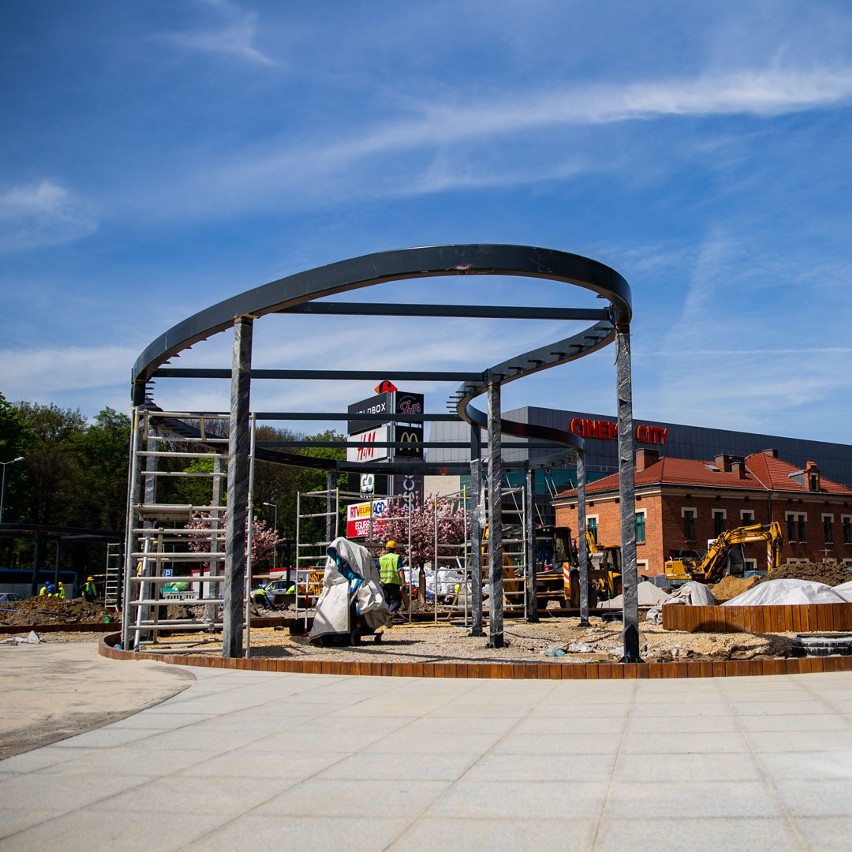 Kraków. Galeria Kazimierz z odmienionym placem. Od 1 czerwca trampoliny i fontanna