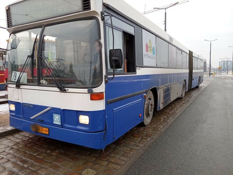 Autobus obsługiwał jedną z linii komunikacji miejskiej.