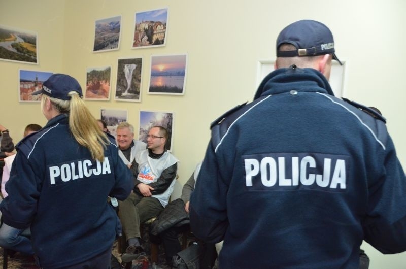 Wrocław: Solidarność okupowała siedzibę PO. Interweniowała policja (FILMY, NOWE ZDJĘCIA)