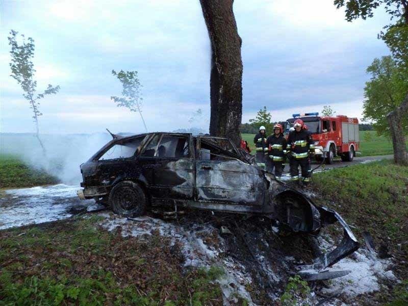 Wojtkowo: Wypadek śmiertelny. Bmw uderzyło w drzewo i spłonęło (zdjęcia)