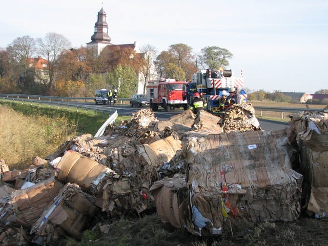 Ciężarówkę na drogę wyciągnięto przy pomocy dźwigu....