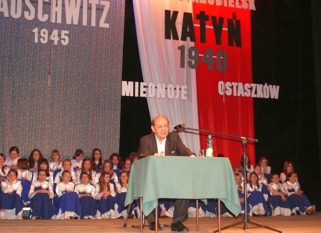 August Kowalczyk opowiada młodzieży o obozowych przeżyciach.